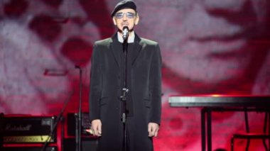 Sahne Alanı'nda aktör Mikhail Boyarsky gerçekleştirir