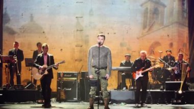 Sahne Alanı'nda Evgeny Dyatlov gerçekleştirir