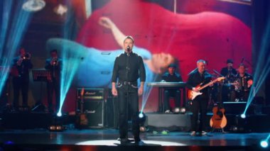 Sahne Alanı'nda Maxim Leonidov gerçekleştirir