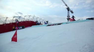 İki snowboard parça azalan