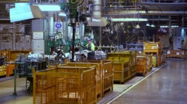 Adam iş makine aleti ile