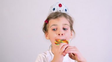 Küçük kız renkli şeker yiyor