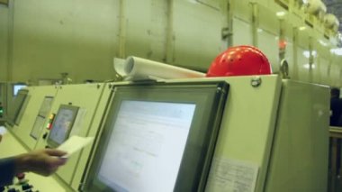 Fabrika satırında damgalama insanlar izle