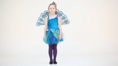 Tavus kuşu kostümlü küçük kız