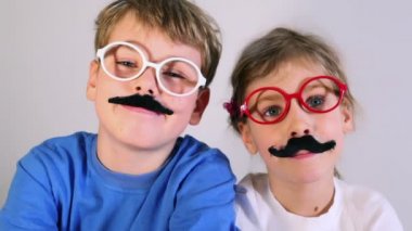 İki çocuk oyuncak gözlük