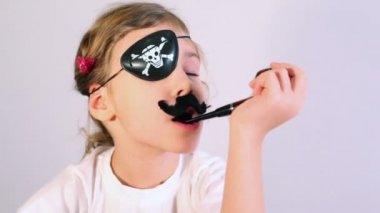 Küçük kız boru yasaktır taklit ediyor.