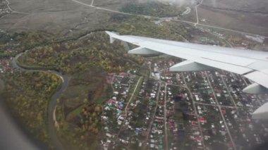 Şehir, nehir ve orman manzara