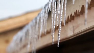 Çatı erime üzerinde buz sarkıtları