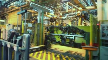 Robot Fabrikası'nda üretim hattında