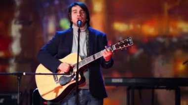 Sahne Alanı'nda şarkıcı Peter Nalitch gerçekleştirir