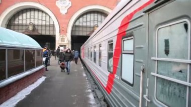 Hareketli Platform üzerinde insanlar