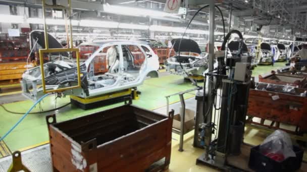 Workers assemble cars at workshop — Stock Video