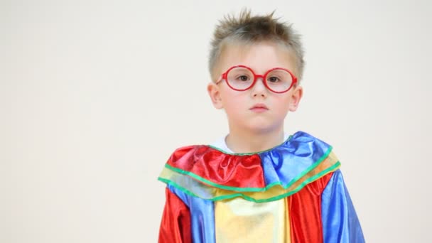 Niño pequeño disfrazado con gafas — Vídeos de Stock