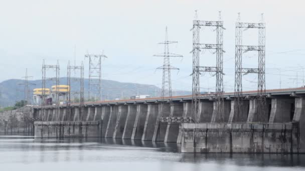 Плотина гидроэлектростанции — стоковое видео