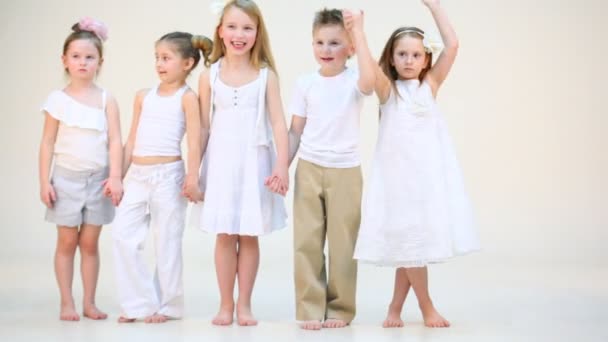Cinco crianças adoráveis ficar — Vídeo de Stock