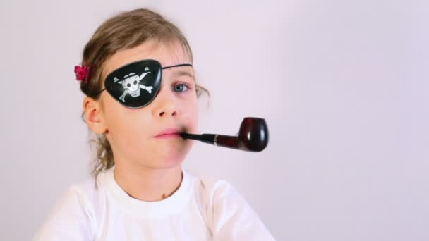 Маленька дівчинка з курильною трубкою — стокове відео