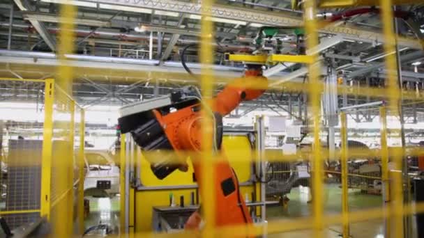 Robotică care sudează componentele mașinii — Videoclip de stoc