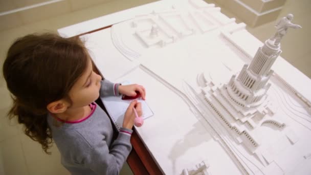 Κοριτσάκι κοντά σε μικρογραφία του παλατιού των Σοβιέτ — Αρχείο Βίντεο