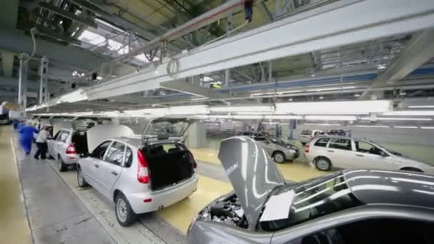 Nuevos coches Lada Kalina en el transportador — Vídeos de Stock