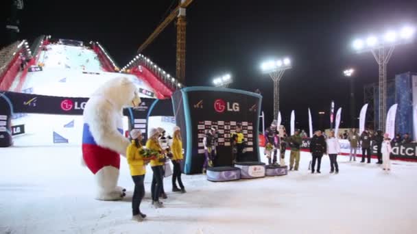 Pemenang penghargaan dengan podium dan maskot — Stok Video