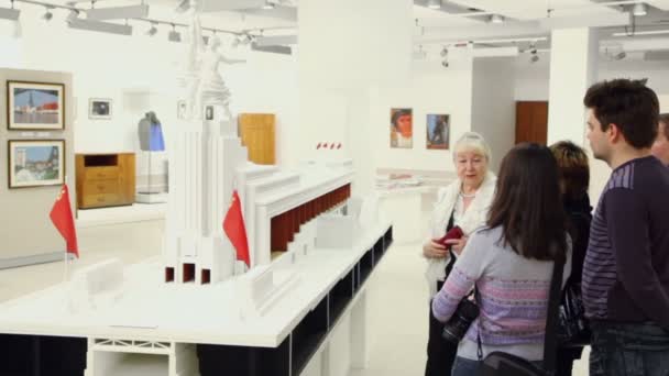 Люди смотрят миниатюру советского памятника — стоковое видео