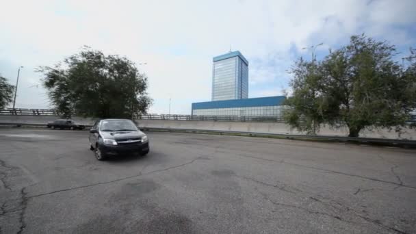 Hombre paseos en coche Lada Granta — Vídeo de stock