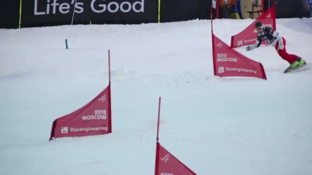 Snowboarder colina descendente no complexo desportivo — Vídeo de Stock