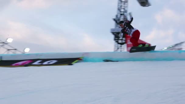 Konkurrenter på snowboard hastighet spår — Stockvideo