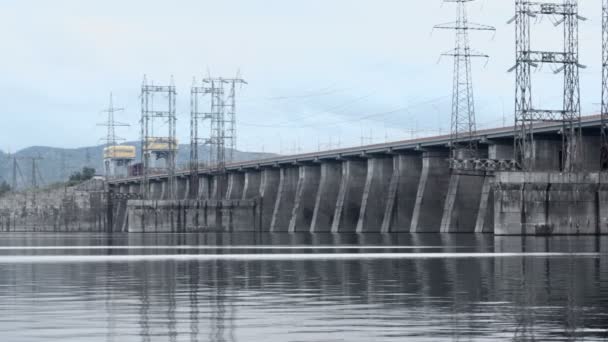 Dam van een waterkrachtcentrale — Stockvideo