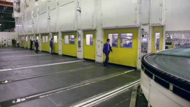 Trabajadores en taller en la fábrica de Avtovaz — Vídeo de stock