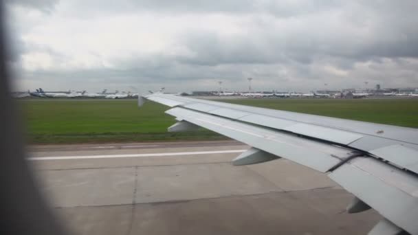 Flugzeug hebt von Landebahn ab — Stockvideo