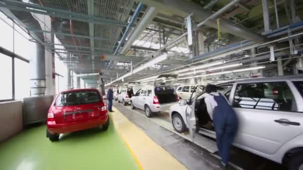 Lavoratori e automobili Lada Kalina — Video Stock