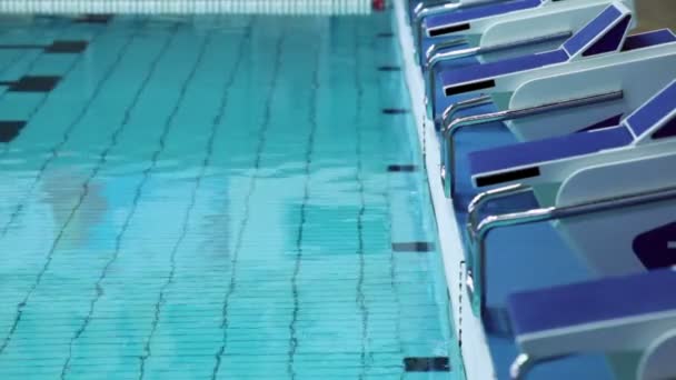 Torneiras de água azul transparente na piscina — Vídeo de Stock