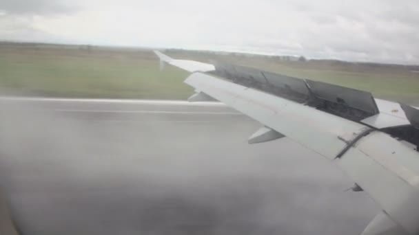 航空機が滑走路に乗る — ストック動画