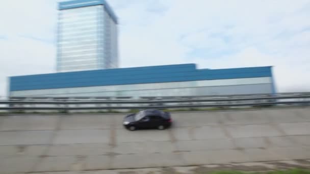 Samochód jeździ pochylając toru — Wideo stockowe