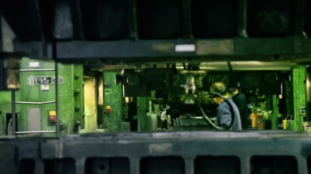 Man puts component under press machine — Stock Video