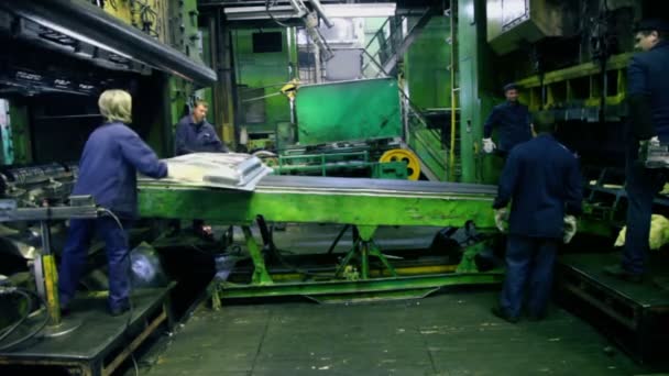 İşçiler konveyör bileşenleri taşır — Stok video
