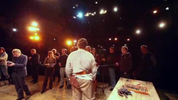 Journalists and cameramen during press-preview — Stock Video