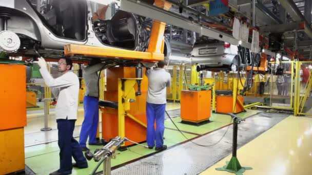 Trabajadores montan coches Lada Kalina — Vídeos de Stock