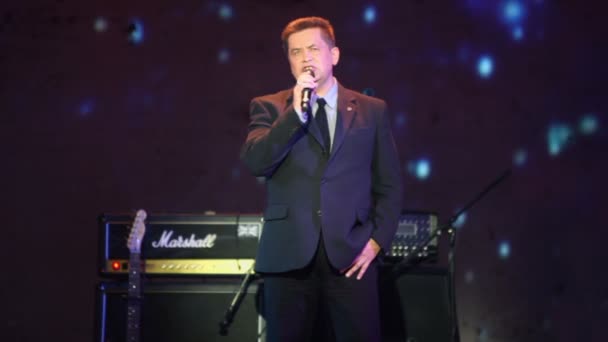 El cantante Nikolai Rastorguev actúa en el escenario — Vídeo de stock