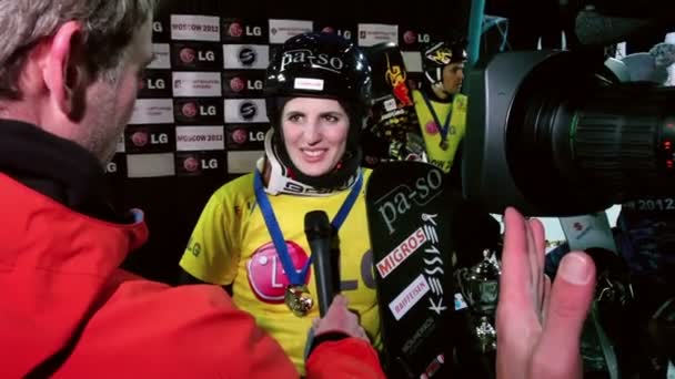 Fille snowboarder interview — Video