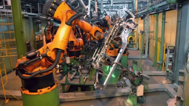 Auto onderdelen conveyer met automatische Robotica — Stockvideo