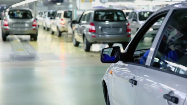 Auto's komt en rijdt in hangar — Stockvideo