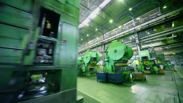 Machines op de werkplaats van fabriek Vaz — Stockvideo