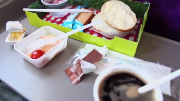 Τρόφιμα πρωινό στο κουτί στο αεροπλάνο — Αρχείο Βίντεο