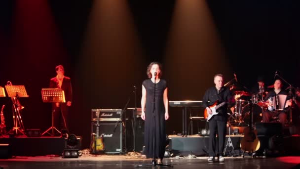 Mujer canta con banda en el escenario — Vídeo de stock