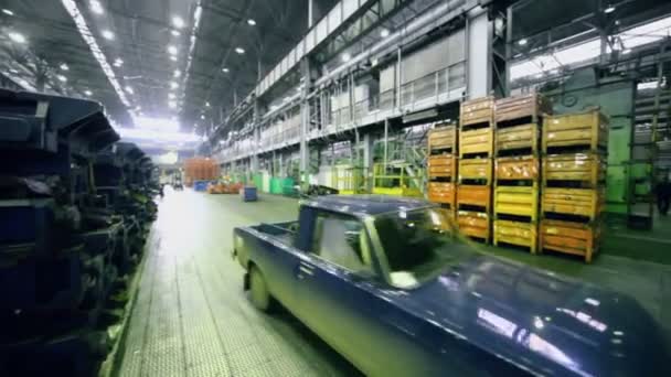 Paseos en coche en taller enorme — Vídeo de stock