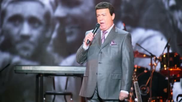 Cantor Iosif Kobzon se apresenta no palco — Vídeo de Stock