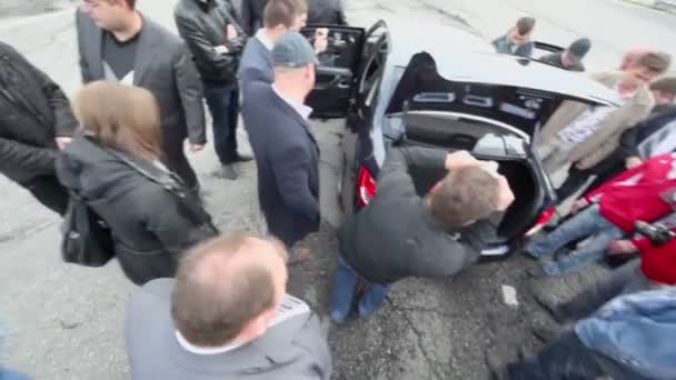 Spectateurs à l'essai routier de Lada Granta — Video