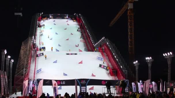 Snowboard descer pista com espectadores — Vídeo de Stock